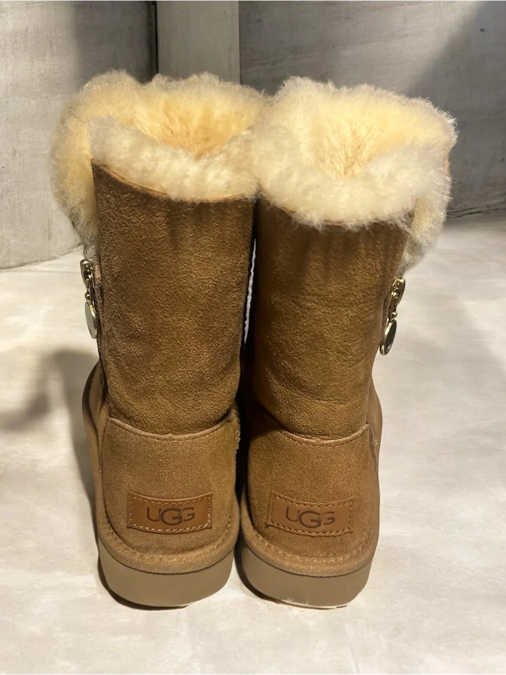 UGG Classic Short Bailey Zip Boots – Chestnut – Women’s Size 5 – New